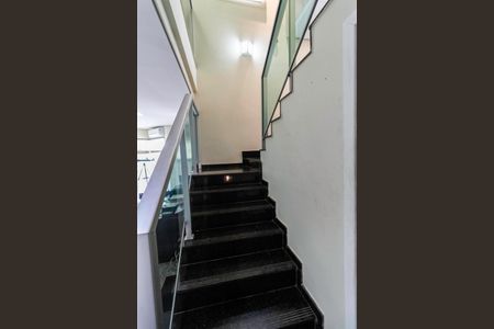 Casa à venda com 480m², 4 quartos e 3 vagasEscada