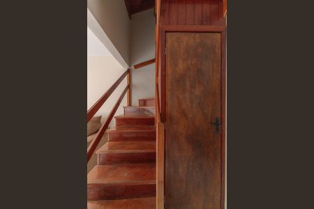Casa de condomínio à venda com 110m², 3 quartos e 2 vagas Casa de condomínio à venda com 110m², 3 quartos e 2 vagasEscada para o 2 andar