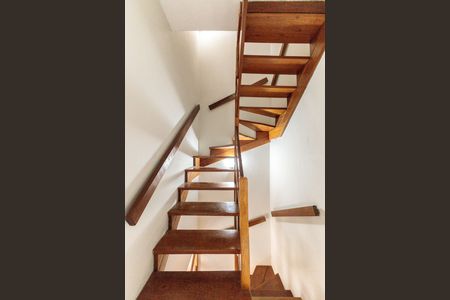 Casa de condomínio à venda com 110m², 3 quartos e 2 vagas Casa de condomínio à venda com 110m², 3 quartos e 2 vagasEscadas 2 andar para 3 andar