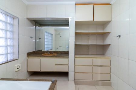 Casa à venda com 460m², 3 quartos e 6 vagasBanheiro da Suíte