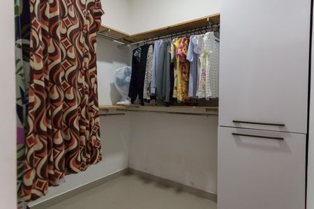 Casa de condomínio à venda com 295m², 2 quartos e 4 vagas Casa de condomínio à venda com 295m², 2 quartos e 4 vagasCloset da suíte 1