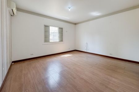 Casa à venda com 360m², 3 quartos e 4 vagas Casa à venda com 360m², 3 quartos e 4 vagasSuíte