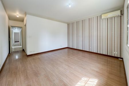 Casa à venda com 360m², 3 quartos e 4 vagas Casa à venda com 360m², 3 quartos e 4 vagasSuíte