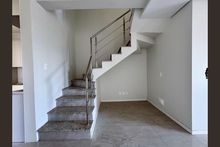 Casa à venda com 129m², 3 quartos e 2 vagasEscada - Sala