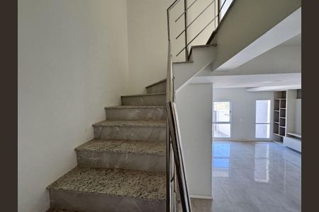 Casa à venda com 129m², 3 quartos e 2 vagasEscada