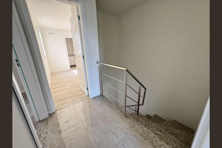 Casa à venda com 129m², 3 quartos e 2 vagasEscada