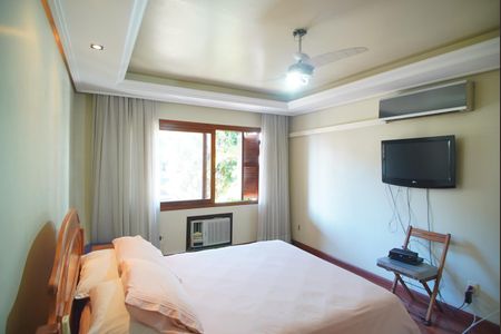 Casa à venda com 313m², 4 quartos e 4 vagasSuíte