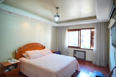 Casa à venda com 313m², 4 quartos e 4 vagasSuíte