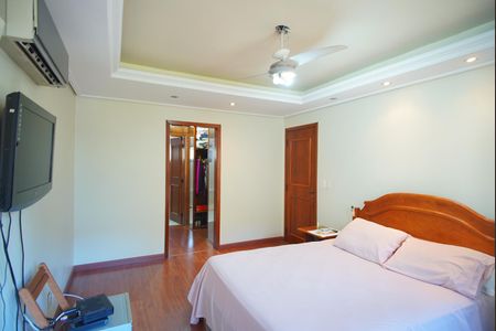 Casa à venda com 313m², 4 quartos e 4 vagasSuíte