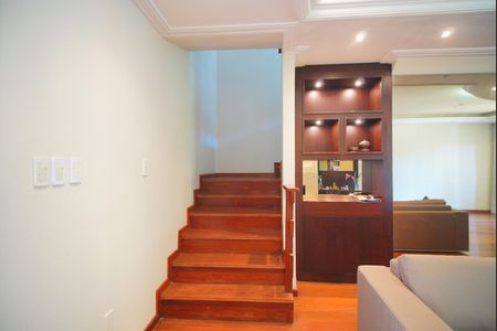 Casa à venda com 313m², 4 quartos e 4 vagasEscada - Acesso Piso Superior