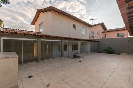 Casa para alugar com 210m², 4 quartos e 3 vagasQuintal