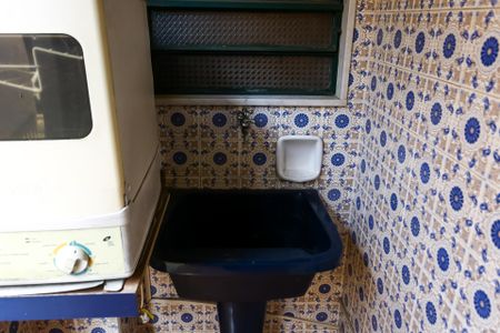 Casa à venda com 750m², 8 quartos e 12 vagas Casa à venda com 750m², 8 quartos e 12 vagasÁrea de Serviço