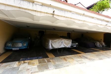 Casa à venda com 750m², 8 quartos e 12 vagas Casa à venda com 750m², 8 quartos e 12 vagasGaragem