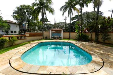 Casa à venda com 750m², 8 quartos e 12 vagas Casa à venda com 750m², 8 quartos e 12 vagasÁrea comum - Piscina