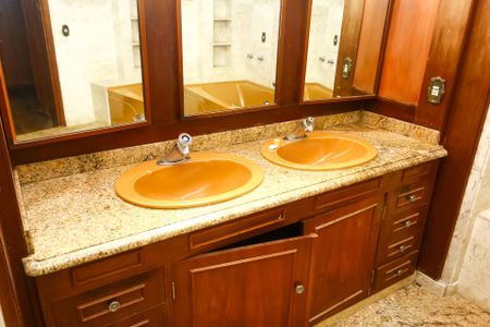 Casa à venda com 750m², 8 quartos e 12 vagas Casa à venda com 750m², 8 quartos e 12 vagasBanheiro da Suíte 5