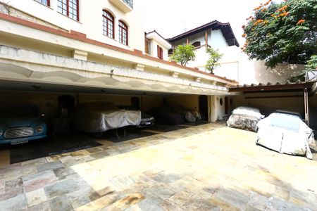 Casa à venda com 750m², 8 quartos e 12 vagas Casa à venda com 750m², 8 quartos e 12 vagasGaragem