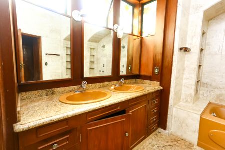 Casa à venda com 750m², 8 quartos e 12 vagas Casa à venda com 750m², 8 quartos e 12 vagasBanheiro da Suíte 5