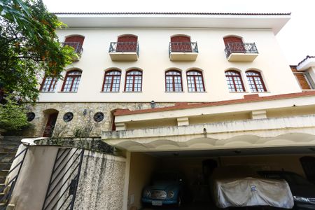 Casa à venda com 750m², 8 quartos e 12 vagas Casa à venda com 750m², 8 quartos e 12 vagasFachada