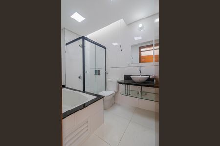 Casa à venda com 178m², 3 quartos e 2 vagasQuarto 1 - Banheiro