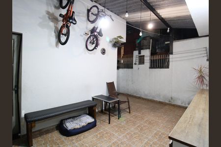 Casa à venda com 65m², 2 quartos e 2 vagasQuintal