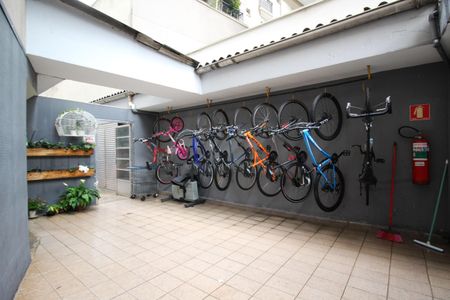 Apartamento à venda com 180m², 4 quartos e 2 vagas Apartamento à venda com 180m², 4 quartos e 2 vagasÁrea comum - Bicicletário