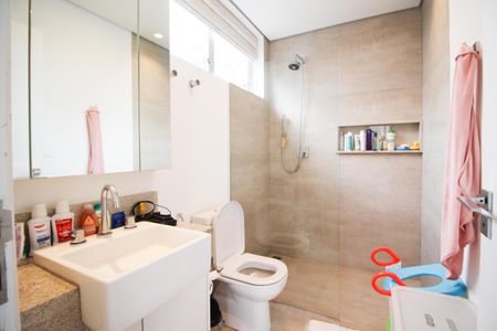 Apartamento à venda com 180m², 4 quartos e 2 vagas Apartamento à venda com 180m², 4 quartos e 2 vagasBanheiro da Suíte 1