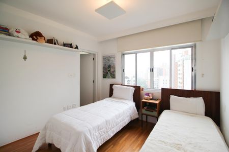 Apartamento à venda com 180m², 4 quartos e 2 vagas Apartamento à venda com 180m², 4 quartos e 2 vagasSuíte 2