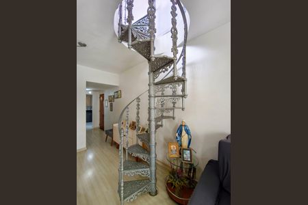 Apartamento à venda com 163m², 2 quartos e 1 vaga Apartamento à venda com 163m², 2 quartos e 1 vagaEscada