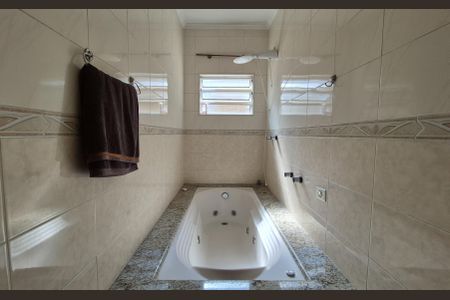 Casa à venda com 227m², 4 quartos e 4 vagasBanheiro da suíte