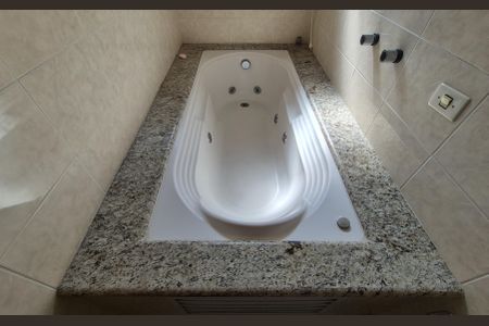 Casa à venda com 227m², 4 quartos e 4 vagasBanheiro da suíte