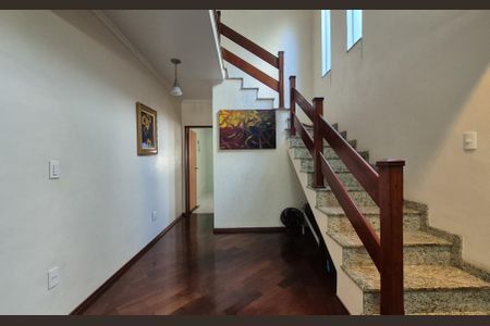 Casa à venda com 227m², 4 quartos e 4 vagasSala