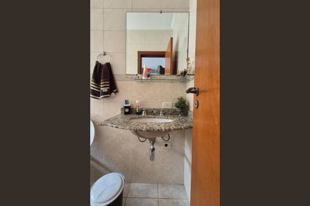 Casa à venda com 227m², 4 quartos e 4 vagasBanheiro da suíte