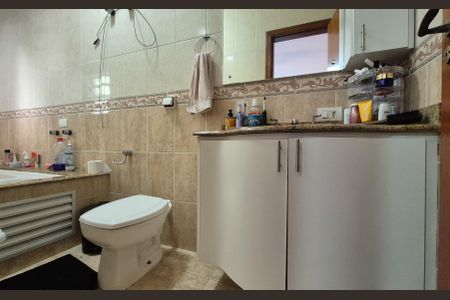 Casa à venda com 227m², 4 quartos e 4 vagasBanheiro da suíte 2