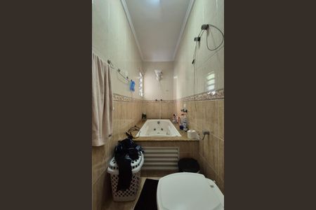 Casa à venda com 227m², 4 quartos e 4 vagasBanheiro da suíte 2