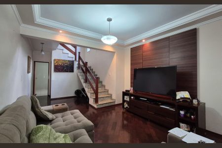 Casa à venda com 227m², 4 quartos e 4 vagasSala