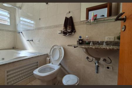 Casa à venda com 227m², 4 quartos e 4 vagasBanheiro da suíte