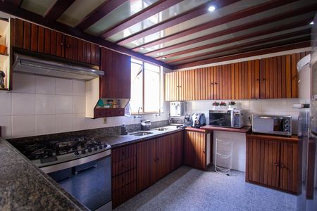 Casa de condomínio à venda com 480m², 5 quartos e 2 vagasCozinha