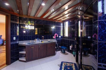 Casa de condomínio à venda com 480m², 5 quartos e 2 vagasBanheiro da Suíte 2