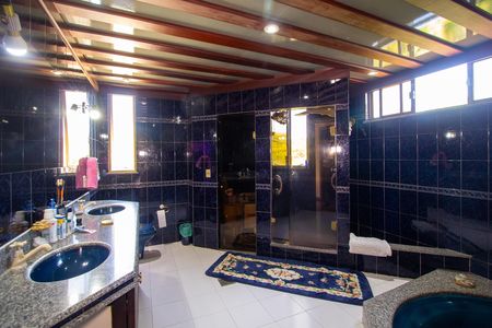 Casa de condomínio à venda com 480m², 5 quartos e 2 vagasBanheiro da Suíte 2