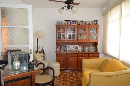 Casa à venda com 337m², 3 quartos e 2 vagasSala