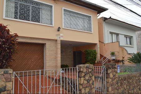 Casa à venda com 337m², 3 quartos e 2 vagasFachada + Plaquinha