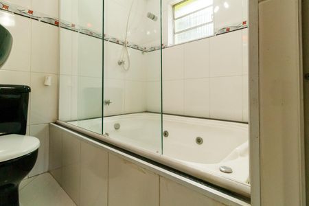 Casa à venda com 223m², 2 quartos e 2 vagasBanheiro da Suíte