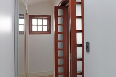 Casa de condomínio para alugar com 399m², 4 quartos e 4 vagasBanheiro