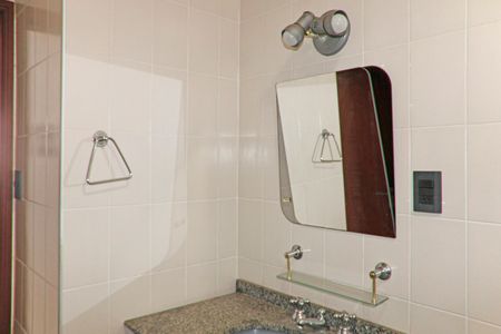 Casa de condomínio para alugar com 399m², 4 quartos e 4 vagasBanheiro