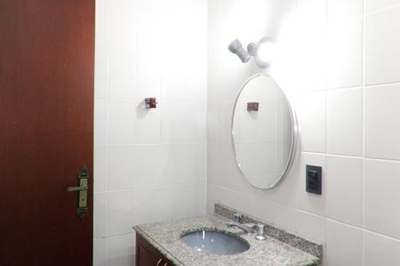 Casa de condomínio para alugar com 399m², 4 quartos e 4 vagasBanheiro de Serviço