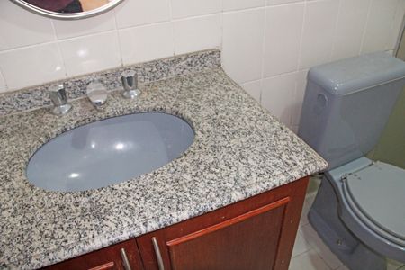 Casa de condomínio para alugar com 399m², 4 quartos e 4 vagasBanheiro de Serviço