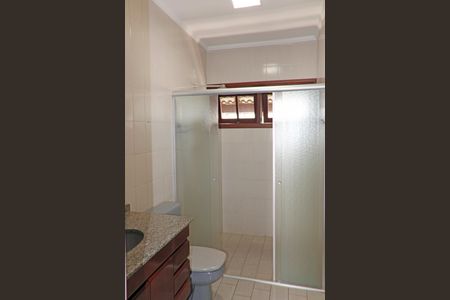 Casa de condomínio para alugar com 399m², 4 quartos e 4 vagasBanheiro