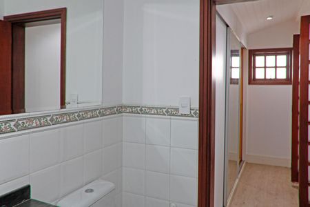 Casa de condomínio para alugar com 399m², 4 quartos e 4 vagasBanheiro