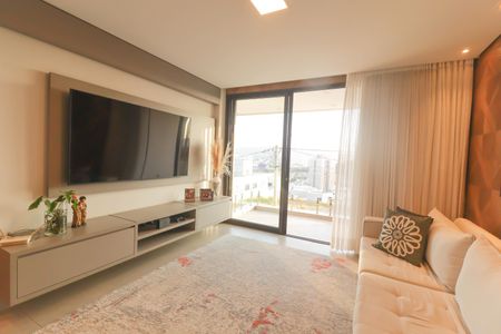 Casa de condomínio à venda com 483m², 3 quartos e 4 vagas Casa de condomínio à venda com 483m², 3 quartos e 4 vagasSala