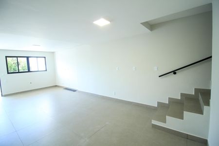 Casa à venda com 196m², 3 quartos e 2 vagas Casa à venda com 196m², 3 quartos e 2 vagasSala